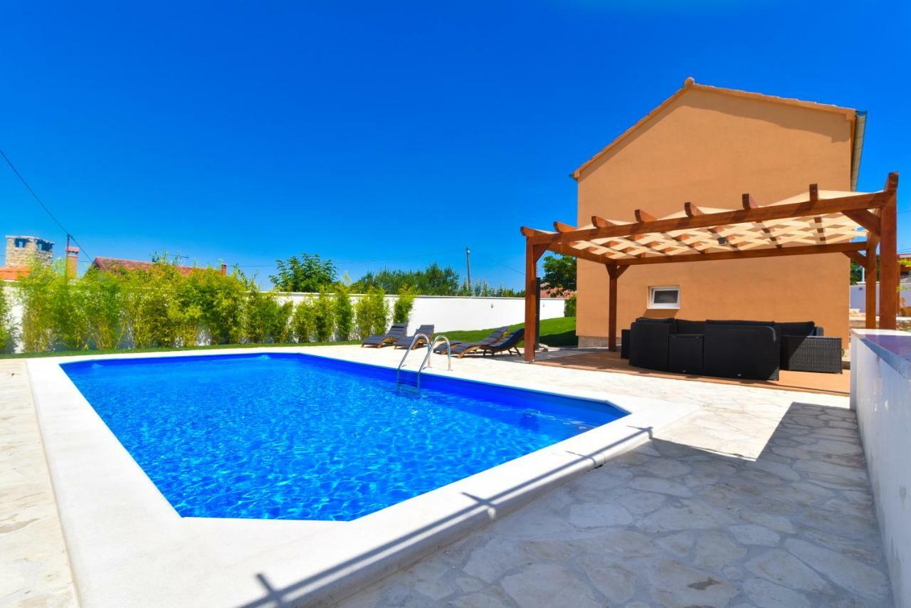 Villa Village Idylle With Heated Pool, Sauna, Jacuzzy And Private Parking Sukosan Exterior photo