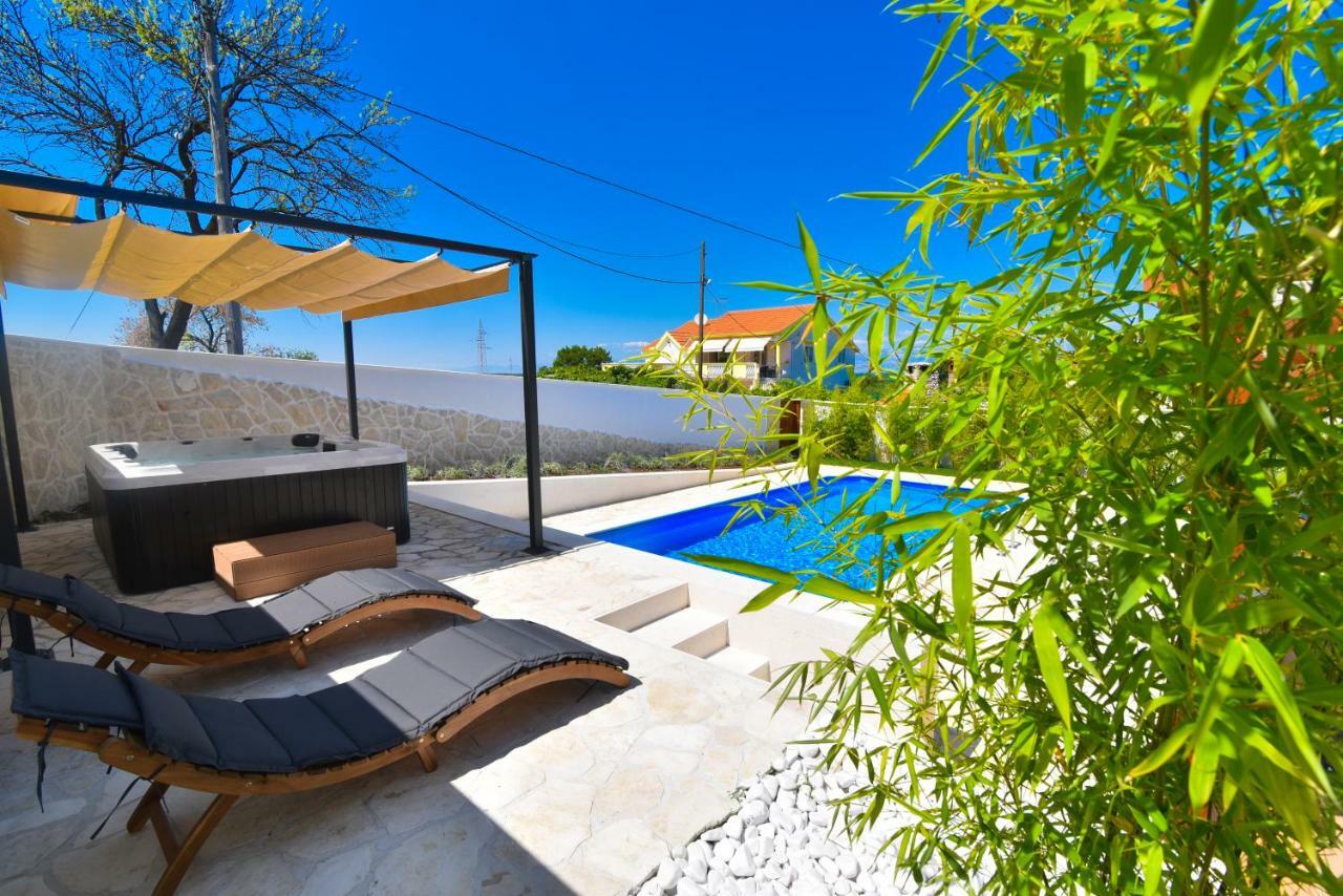 Villa Village Idylle With Heated Pool, Sauna, Jacuzzy And Private Parking Sukosan Exterior photo