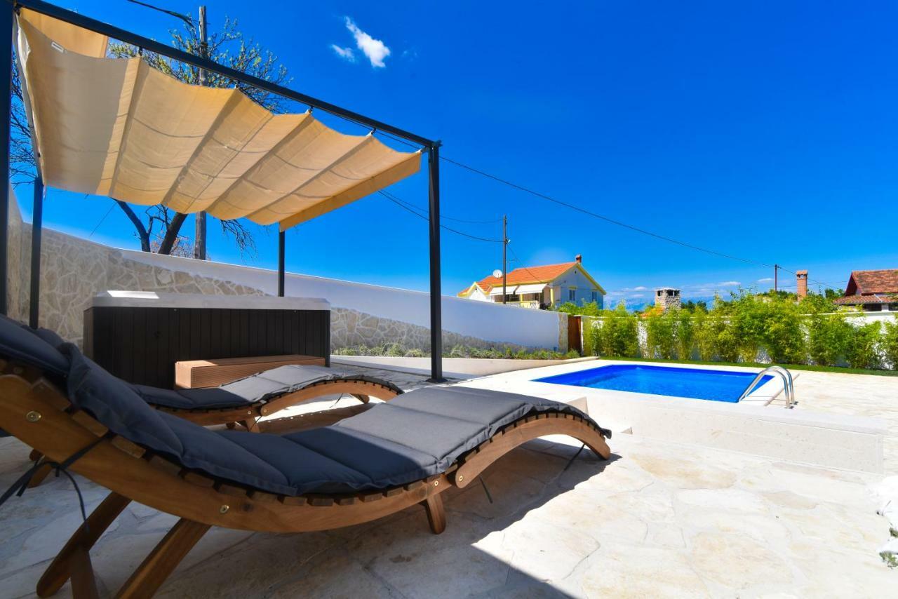 Villa Village Idylle With Heated Pool, Sauna, Jacuzzy And Private Parking Sukosan Exterior photo