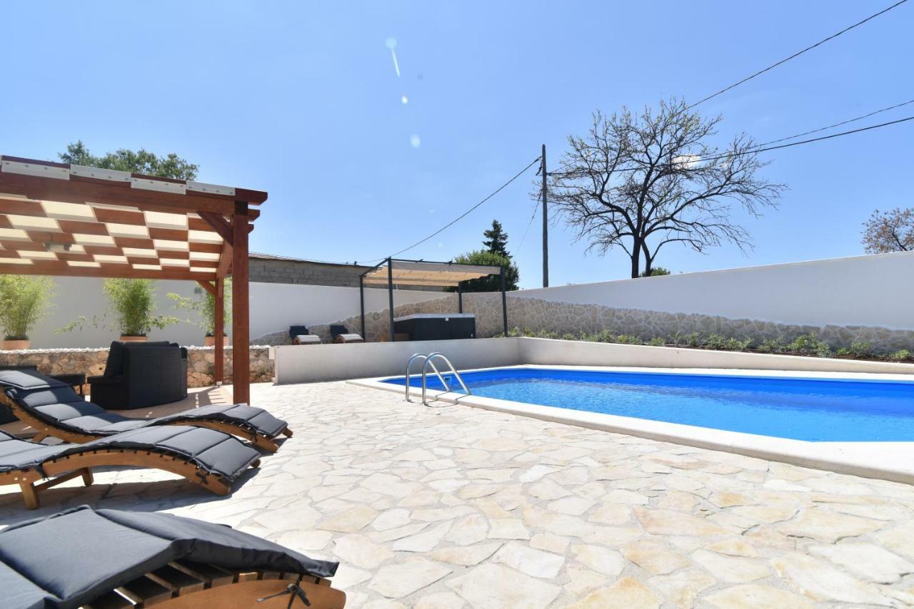 Villa Village Idylle With Heated Pool, Sauna, Jacuzzy And Private Parking Sukosan Exterior photo
