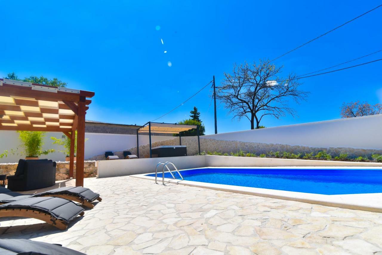 Villa Village Idylle With Heated Pool, Sauna, Jacuzzy And Private Parking Sukosan Exterior photo