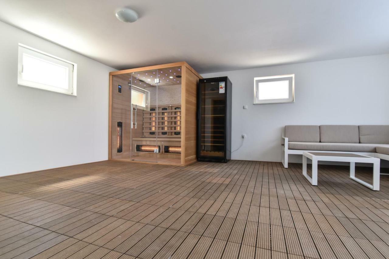Villa Village Idylle With Heated Pool, Sauna, Jacuzzy And Private Parking Sukosan Exterior photo