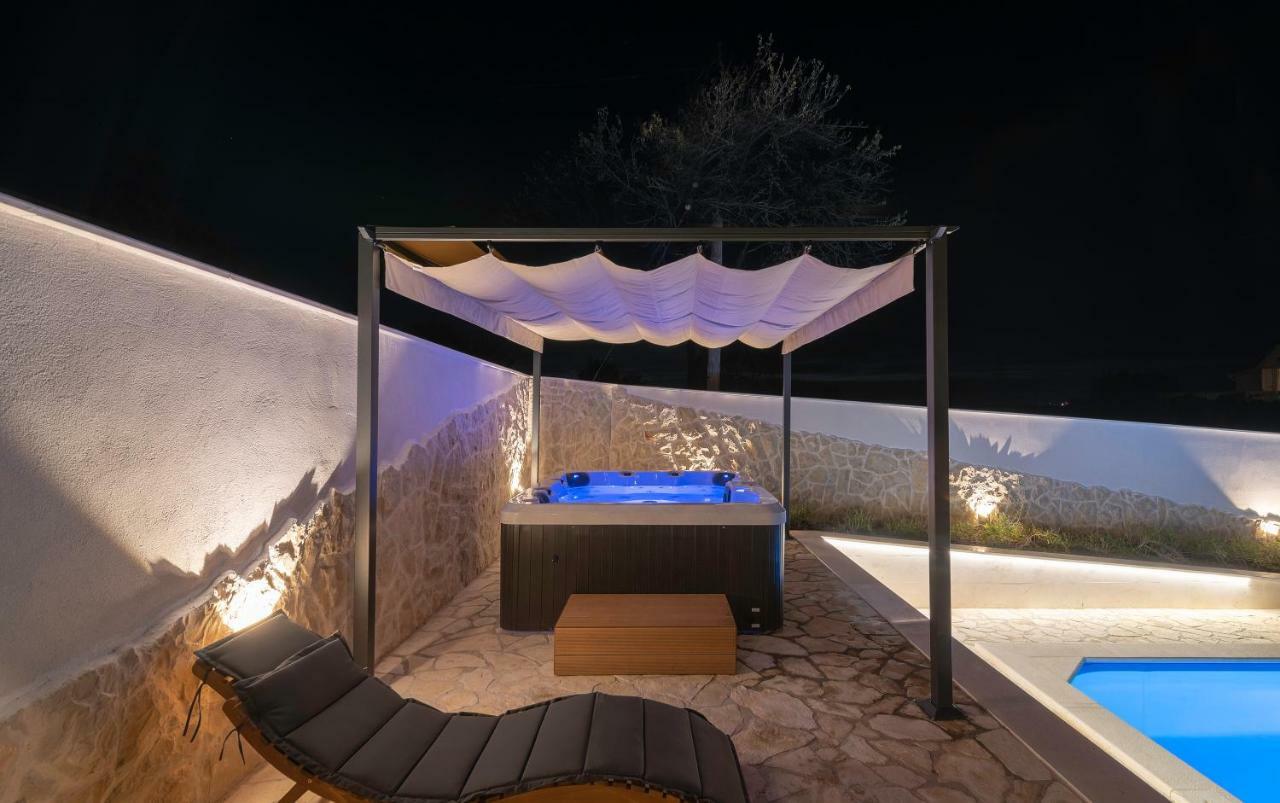 Villa Village Idylle With Heated Pool, Sauna, Jacuzzy And Private Parking Sukosan Exterior photo